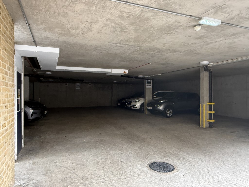 Lot: 25 - OUTSTANDING INVESTMENT - SUBSTANTIAL FREEHOLD MODERN PURPOSE-BUILT DEVELOPMENT OF 23 FLATS IN TWO BLOCKS - Car Parking Under Block B